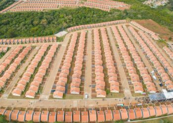 Lula entrega 2.837 casas do Minha Casa, Minha Vida em Imperatriz (MA). Investimento federal de R$ 358,6 milhões garante moradias gratuitas para famílias do Bolsa Família e BPC.