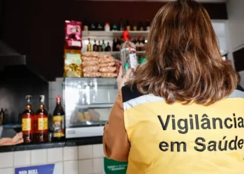 Sindicatos e clubes de SP suspendem venda de bebidas destiladas após cinco mortes confirmadas por intoxicação e casos graves em Pernambuco. Saiba como agir em caso de sintomas.