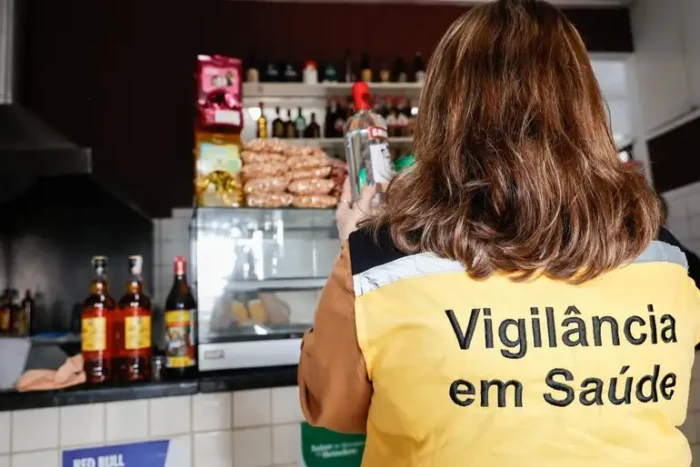 Sindicatos e clubes de SP suspendem venda de bebidas destiladas após cinco mortes confirmadas por intoxicação e casos graves em Pernambuco. Saiba como agir em caso de sintomas.