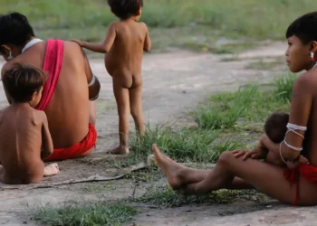 Relatório do Unicef mostra que o garimpo ilegal provocou mais de 500 mortes de crianças Yanomami entre 2019 e 2022, devido a doenças evitáveis e contaminação ambiental.