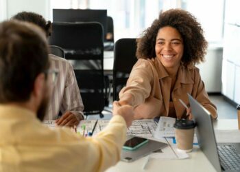 Brasil registra recorde com mais de 710 mil jovens aprendizes no mercado de trabalho em 2025. Programa completa 25 anos e segue como referência em inclusão, educação e emprego.