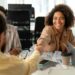 Brasil registra recorde com mais de 710 mil jovens aprendizes no mercado de trabalho em 2025. Programa completa 25 anos e segue como referência em inclusão, educação e emprego.