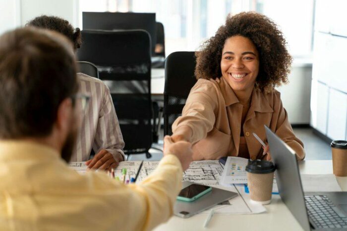Brasil registra recorde com mais de 710 mil jovens aprendizes no mercado de trabalho em 2025. Programa completa 25 anos e segue como referência em inclusão, educação e emprego.