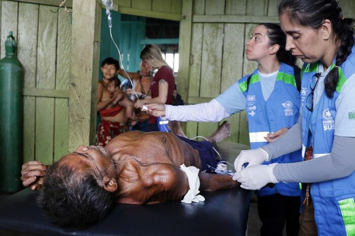 Desde a decretação da emergência sanitária em 2023, a mortalidade entre os Yanomami caiu 27,6%. Ministério da Saúde aponta queda nas mortes por malária, desnutrição e infecções respiratórias e ampliação da presença médica na região.