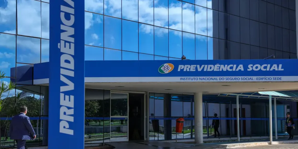 INSS começa a exigir biometria para novos pedidos de benefícios a partir de 21 de novembro. Mudança será gradual e não afeta pagamentos já existentes.