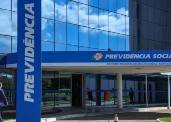  INSS começa a exigir biometria para novos pedidos de benefícios a partir de 21 de novembro. Mudança será gradual e não afeta pagamentos já existentes.