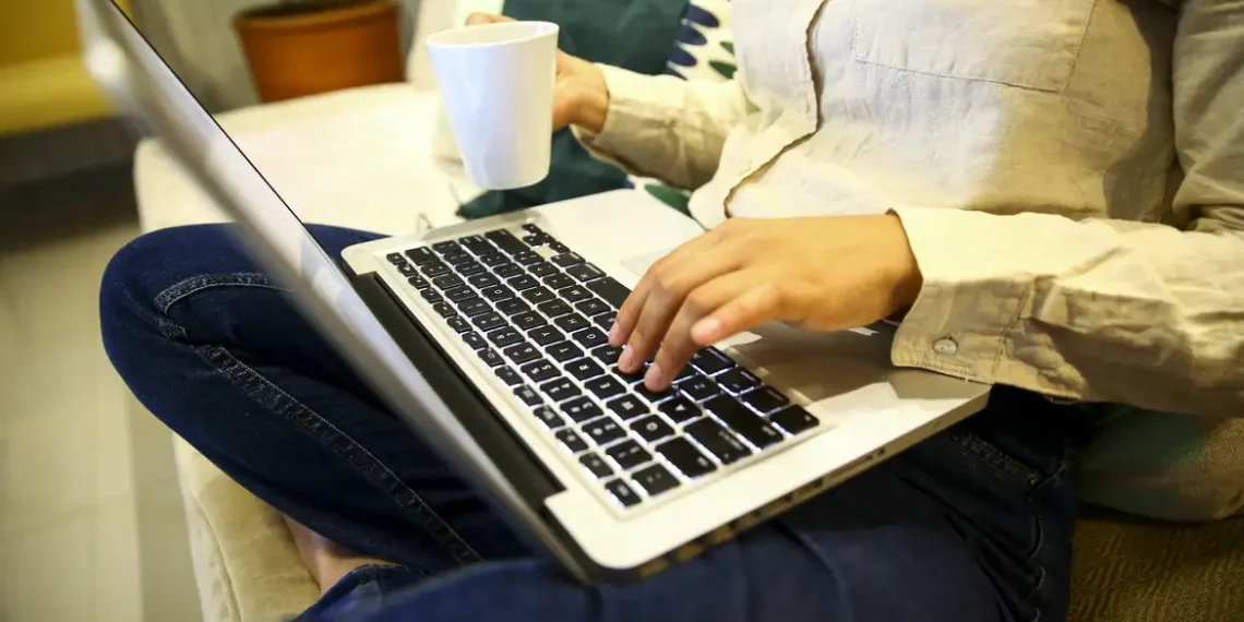 Pesquisa do IBGE revela que número de trabalhadores em home office caiu pelo segundo ano consecutivo, passando de 8,4% em 2022 para 7,9% em 2024. Mulheres seguem como maioria entre os profissionais que atuam de casa.