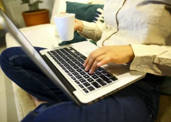 Pesquisa do IBGE revela que número de trabalhadores em home office caiu pelo segundo ano consecutivo, passando de 8,4% em 2022 para 7,9% em 2024. Mulheres seguem como maioria entre os profissionais que atuam de casa.