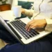 Pesquisa do IBGE revela que número de trabalhadores em home office caiu pelo segundo ano consecutivo, passando de 8,4% em 2022 para 7,9% em 2024. Mulheres seguem como maioria entre os profissionais que atuam de casa.