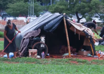 Levantamento da UFMG mostra que o Brasil tem 358 mil pessoas em situação de rua; São Paulo, Rio e Minas respondem por 60% do total.