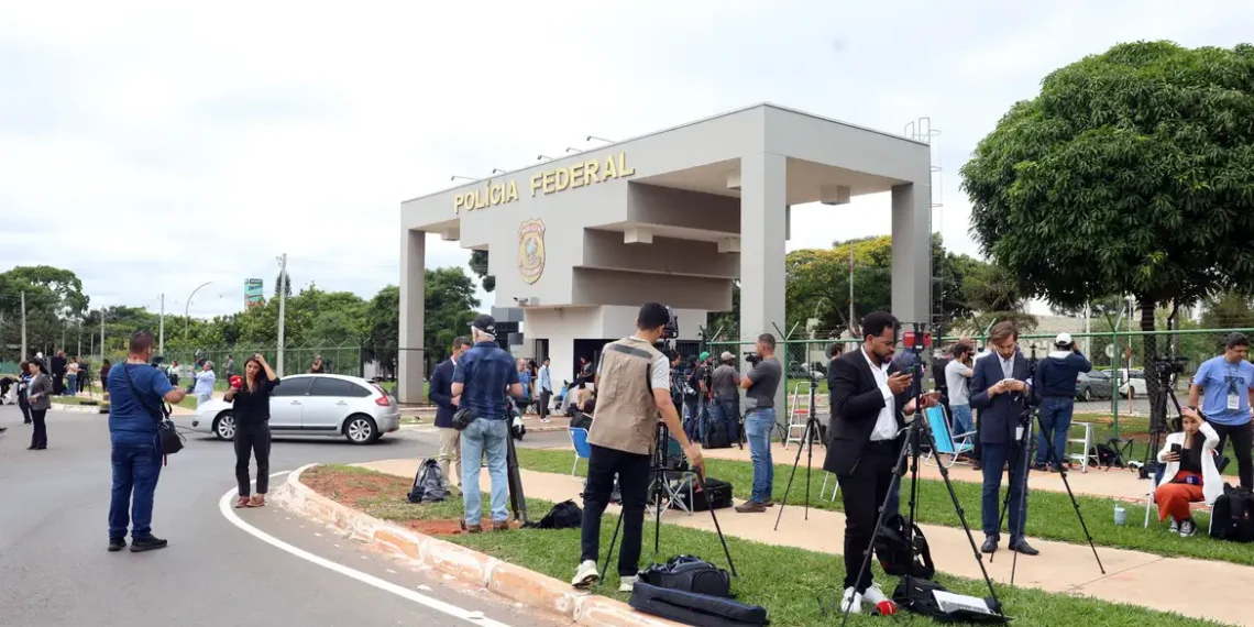  Prisão de Jair Bolsonaro repercute na imprensa mundial; jornais britânicos, americanos, franceses, argentinos e do Catar destacam risco de fuga e violação de tornozeleira eletrônica apontados por Alexandre de Moraes.