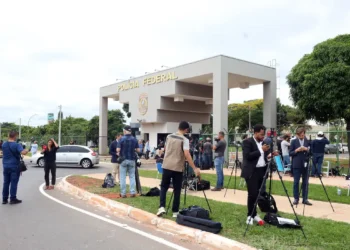  Prisão de Jair Bolsonaro repercute na imprensa mundial; jornais britânicos, americanos, franceses, argentinos e do Catar destacam risco de fuga e violação de tornozeleira eletrônica apontados por Alexandre de Moraes.