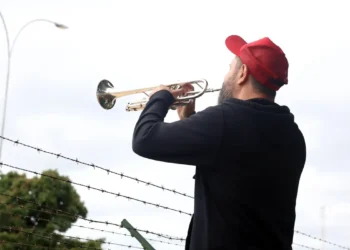 Manifestantes a favor e contra Jair Bolsonaro se reúnem em frente à Superintendência da PF em Brasília após prisão preventiva. Clima tem buzinaço, comemorações e críticas.