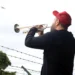 Manifestantes a favor e contra Jair Bolsonaro se reúnem em frente à Superintendência da PF em Brasília após prisão preventiva. Clima tem buzinaço, comemorações e críticas.