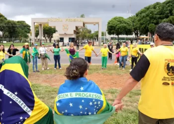 Advogados de Jair Bolsonaro chegam à Polícia Federal antes de audiência de custódia; apoiadores se reúnem em Brasília pedindo a soltura do ex-presidente, preso preventivamente por suspeita de violar a tornozeleira eletrônica.