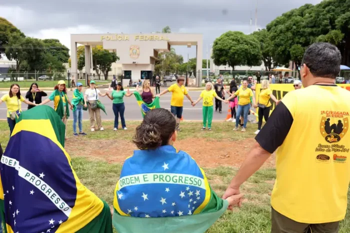 Advogados de Jair Bolsonaro chegam à Polícia Federal antes de audiência de custódia; apoiadores se reúnem em Brasília pedindo a soltura do ex-presidente, preso preventivamente por suspeita de violar a tornozeleira eletrônica.