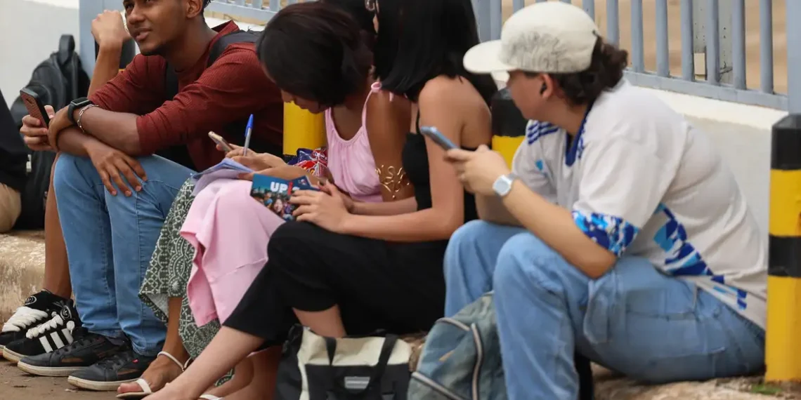 O Inep confirmou o uso do modelo testlets no primeiro dia do Enem 2025, nas áreas de linguagens e ciências humanas. A nova metodologia agrupa questões a partir de um único texto-base e deve ser expandida para outras áreas nas próximas edições.