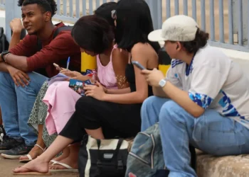 O Inep confirmou o uso do modelo testlets no primeiro dia do Enem 2025, nas áreas de linguagens e ciências humanas. A nova metodologia agrupa questões a partir de um único texto-base e deve ser expandida para outras áreas nas próximas edições.
