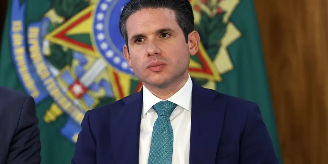 Após a fuga de Alexandre Ramagem para os EUA, a Câmara proibiu votos e registros de presença pelo Infoleg a deputados no exterior. Entenda a decisão e seus impactos.
