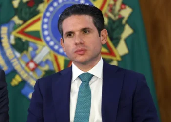 Após a fuga de Alexandre Ramagem para os EUA, a Câmara proibiu votos e registros de presença pelo Infoleg a deputados no exterior. Entenda a decisão e seus impactos.