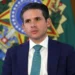 Após a fuga de Alexandre Ramagem para os EUA, a Câmara proibiu votos e registros de presença pelo Infoleg a deputados no exterior. Entenda a decisão e seus impactos.