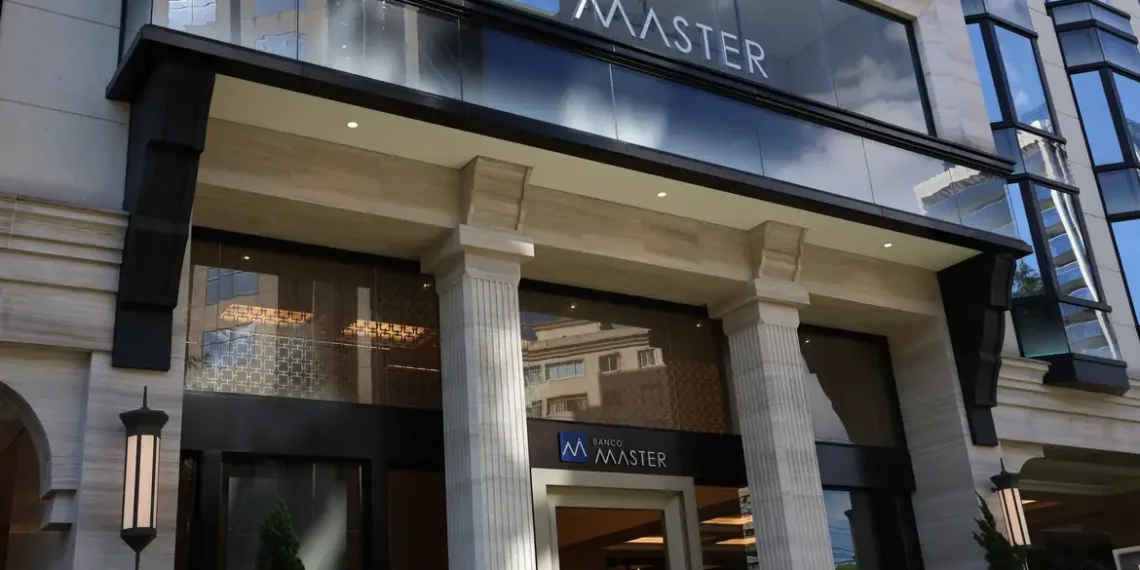 Após liquidação do Banco Master, golpes se multiplicam com falsas promessas de antecipação de ressarcimento do FGC. Entenda como funcionam as fraudes e como se proteger.