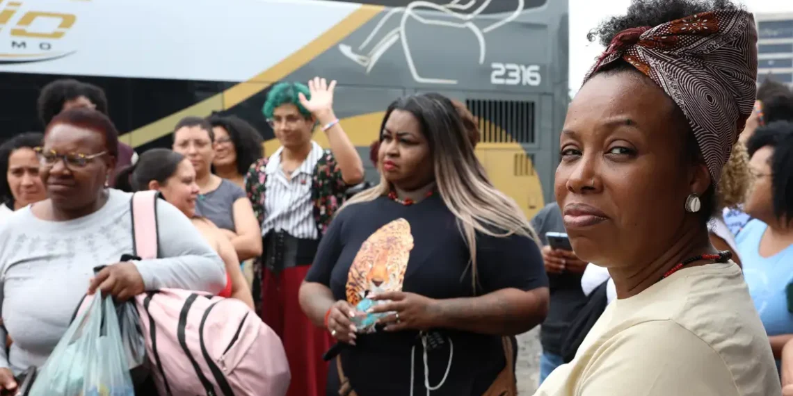 A 2ª Marcha das Mulheres Negras reúne caravanas de todo o país em Brasília nesta terça (25), com expectativa de 1 milhão de pessoas. O evento defende direitos, reparação histórica e fortalecimento da luta antirracista.