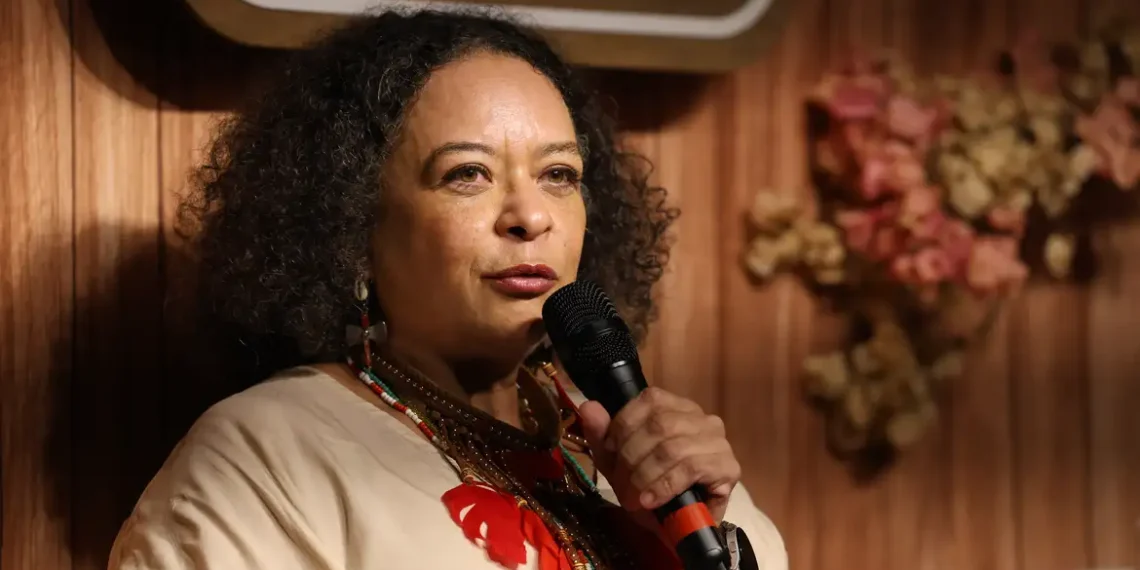 A escritora Ana Maria Gonçalves, autora de Um Defeito de Cor, toma posse na Academia Brasileira de Letras como a primeira mulher negra da instituição em 128 anos. A cerimônia ocorre nesta sexta (7), no Rio de Janeiro.