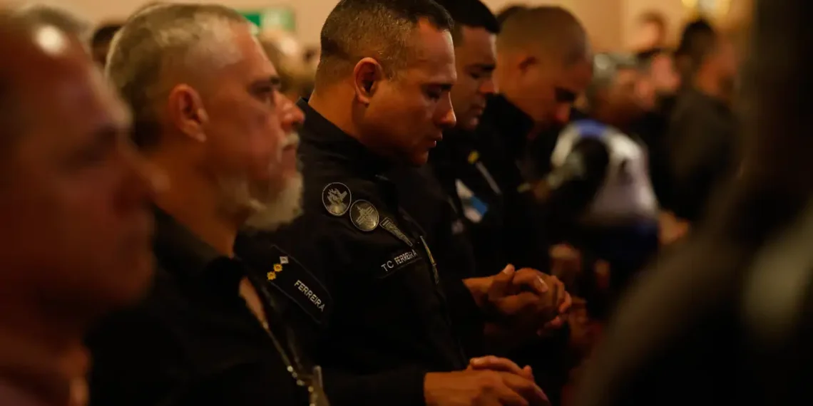 Policial civil Rodrigo Vasconcellos Nascimento morreu neste sábado (22) após ser baleado na Operação Contenção, no Rio. Número de mortos sobe para 122, incluindo cinco agentes de segurança.