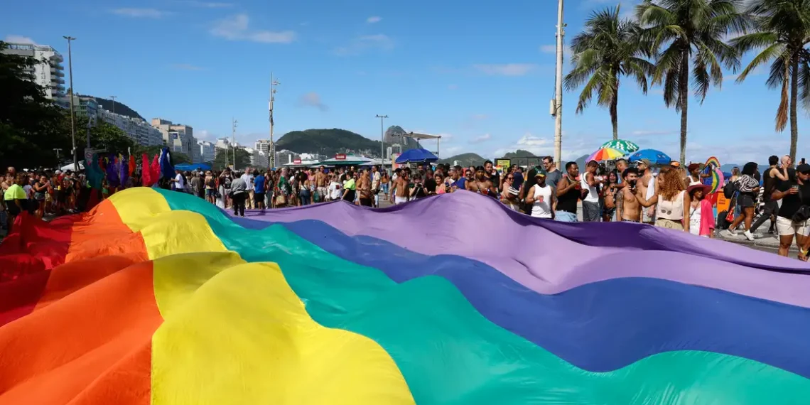A cantora Daniela Mercury será a principal atração da 30ª Parada LGBTI+ do Rio de Janeiro, que acontece no dia 23 de novembro, em Copacabana. O evento celebra 30 anos de história e luta por igualdade, respeito e direitos humanos.