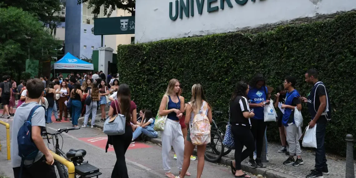 Segundo dia do Enem 2025 será realizado neste domingo (16), às 13h30. Veja horários, regras, itens permitidos, novidades da edição e orientações para reaplicação.