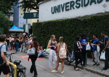 Segundo dia do Enem 2025 será realizado neste domingo (16), às 13h30. Veja horários, regras, itens permitidos, novidades da edição e orientações para reaplicação.