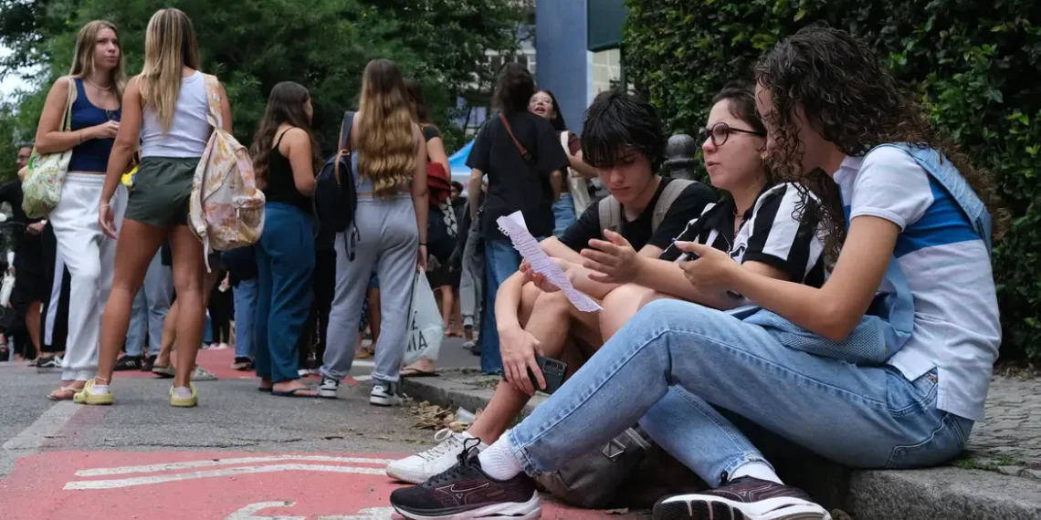 Inscritos no Enem 2025 que enfrentaram problemas logísticos ou doenças podem solicitar reaplicação das provas até 17 de dezembro.