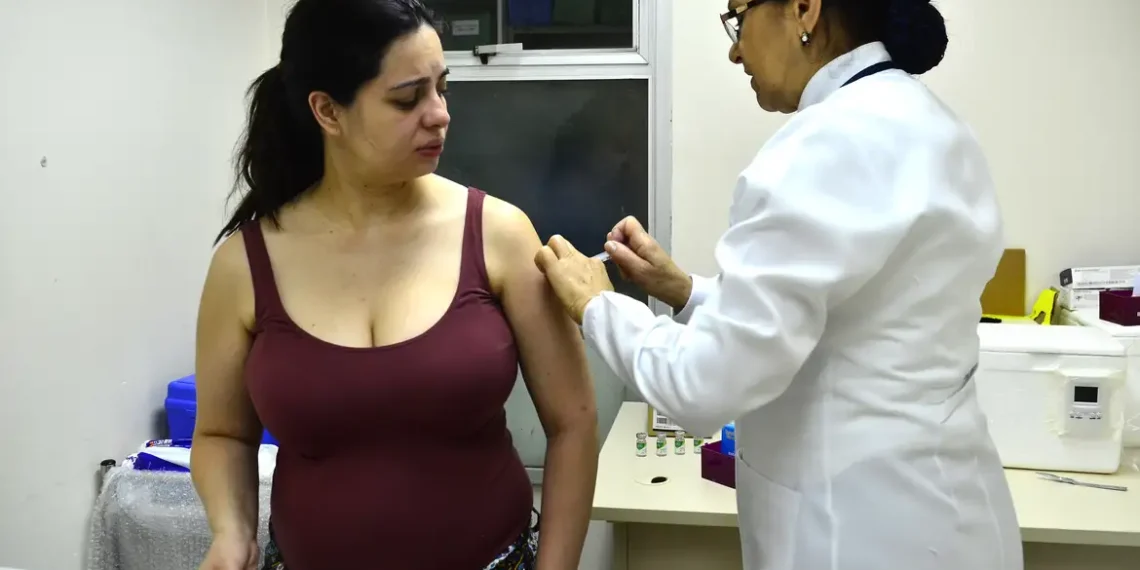 Ministério da Saúde libera vacina contra o vírus sincicial respiratório (VSR) para gestantes a partir da 28ª semana. Imunizante oferecido pelo SUS reduz bronquiolite e hospitalizações em recém-nascidos.