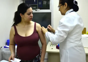 Ministério da Saúde libera vacina contra o vírus sincicial respiratório (VSR) para gestantes a partir da 28ª semana. Imunizante oferecido pelo SUS reduz bronquiolite e hospitalizações em recém-nascidos.