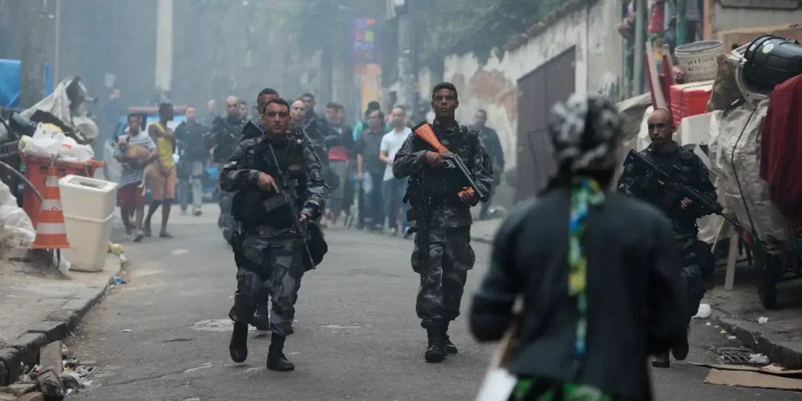 Especialistas criticam o “Consórcio da Paz” e o uso de termos como “narcoterrorismo” e “guerra às drogas”. Eles alertam que o discurso político amplia a violência e ameaça a democracia no Brasil.