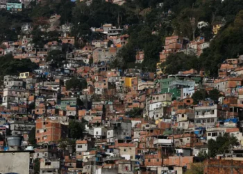 Alexandre de Moraes convoca reunião com procuradores para discutir regras das operações policiais em comunidades após megaoperação no Rio.