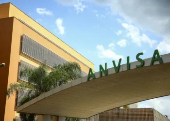 A Anvisa suspendeu a venda e determinou o recolhimento de suplementos das marcas Proteus e Bugroon por falta de regularização e licenciamento sanitário.