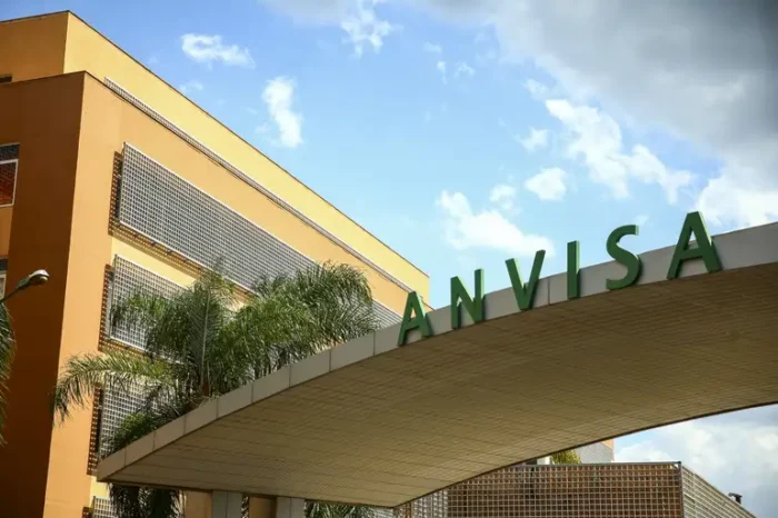 A Anvisa suspendeu a venda e determinou o recolhimento de suplementos das marcas Proteus e Bugroon por falta de regularização e licenciamento sanitário.