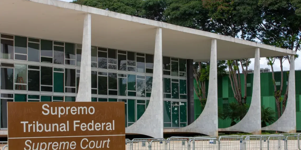 Alexandre de Moraes preside o STF de forma interina enquanto Edson Fachin participa da Cúpula do Clima em Belém. Ministros destacam a importância e a trajetória do magistrado na Corte.
