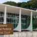 Alexandre de Moraes preside o STF de forma interina enquanto Edson Fachin participa da Cúpula do Clima em Belém. Ministros destacam a importância e a trajetória do magistrado na Corte.