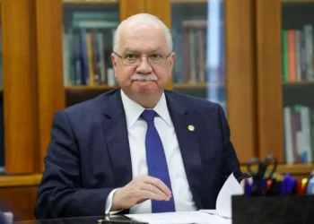 Durante abertura do Mês Nacional do Júri, em Recife, ministro Edson Fachin afirmou que o Judiciário está empenhado em agilizar julgamentos de crimes contra a vida e reforçar o papel do Tribunal do Júri, priorizando casos com maior relevância social.