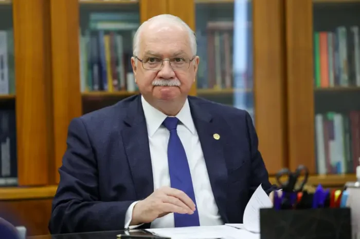 Durante abertura do Mês Nacional do Júri, em Recife, ministro Edson Fachin afirmou que o Judiciário está empenhado em agilizar julgamentos de crimes contra a vida e reforçar o papel do Tribunal do Júri, priorizando casos com maior relevância social.