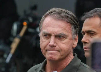 Primeira Turma do STF mantém por unanimidade a prisão preventiva de Jair Bolsonaro, acusado de tentar violar tornozeleira eletrônica e preparar fuga em meio a vigília convocada por aliados.