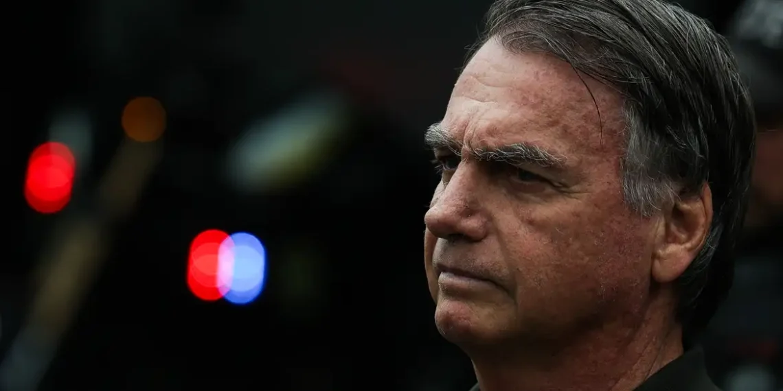 Jair Bolsonaro é preso após ordem do STF; Alexandre de Moraes determina audiência de custódia, controle de visitas e atendimento médico integral. Defesa pede manutenção de prisão domiciliar por razões de saúde.