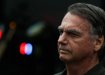 Jair Bolsonaro é preso após ordem do STF; Alexandre de Moraes determina audiência de custódia, controle de visitas e atendimento médico integral. Defesa pede manutenção de prisão domiciliar por razões de saúde.