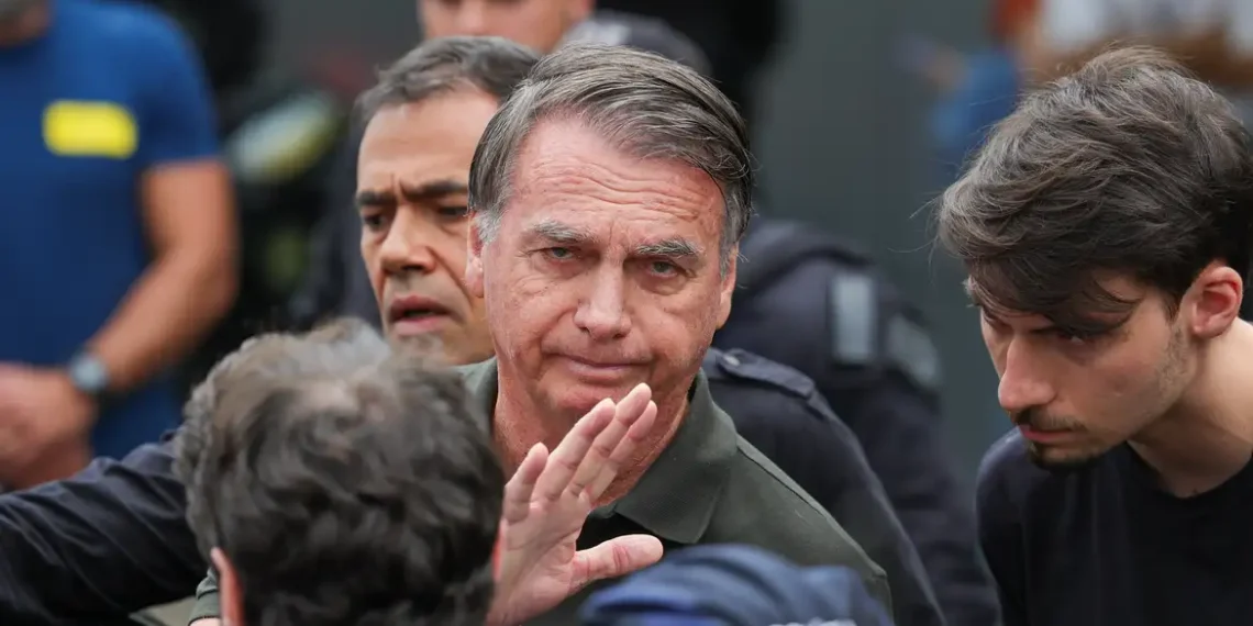 Jair Bolsonaro passa por audiência de custódia neste domingo (23) após prisão preventiva ordenada por Alexandre de Moraes. Defesa recorrerá da decisão.