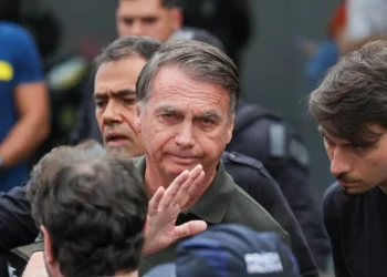 Jair Bolsonaro passa por audiência de custódia neste domingo (23) após prisão preventiva ordenada por Alexandre de Moraes. Defesa recorrerá da decisão.