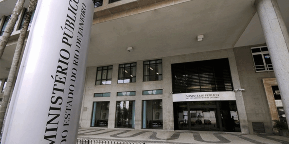 O Ministério Público do Rio de Janeiro pediu a prisão preventiva de Marcinho VP, My Thor e Claudinho da Mineira, líderes do Comando Vermelho, acusados de adotar estratégias para atrasar um julgamento por homicídio que tramita há 23 anos.