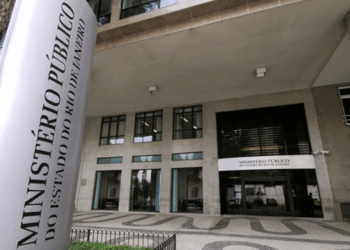 O Ministério Público do Rio de Janeiro pediu a prisão preventiva de Marcinho VP, My Thor e Claudinho da Mineira, líderes do Comando Vermelho, acusados de adotar estratégias para atrasar um julgamento por homicídio que tramita há 23 anos.